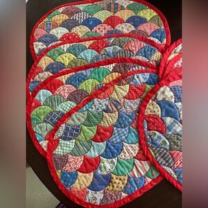 Set of 8 Vintage 70s Calico Quilted Scallop Kitchen Dining Placemats